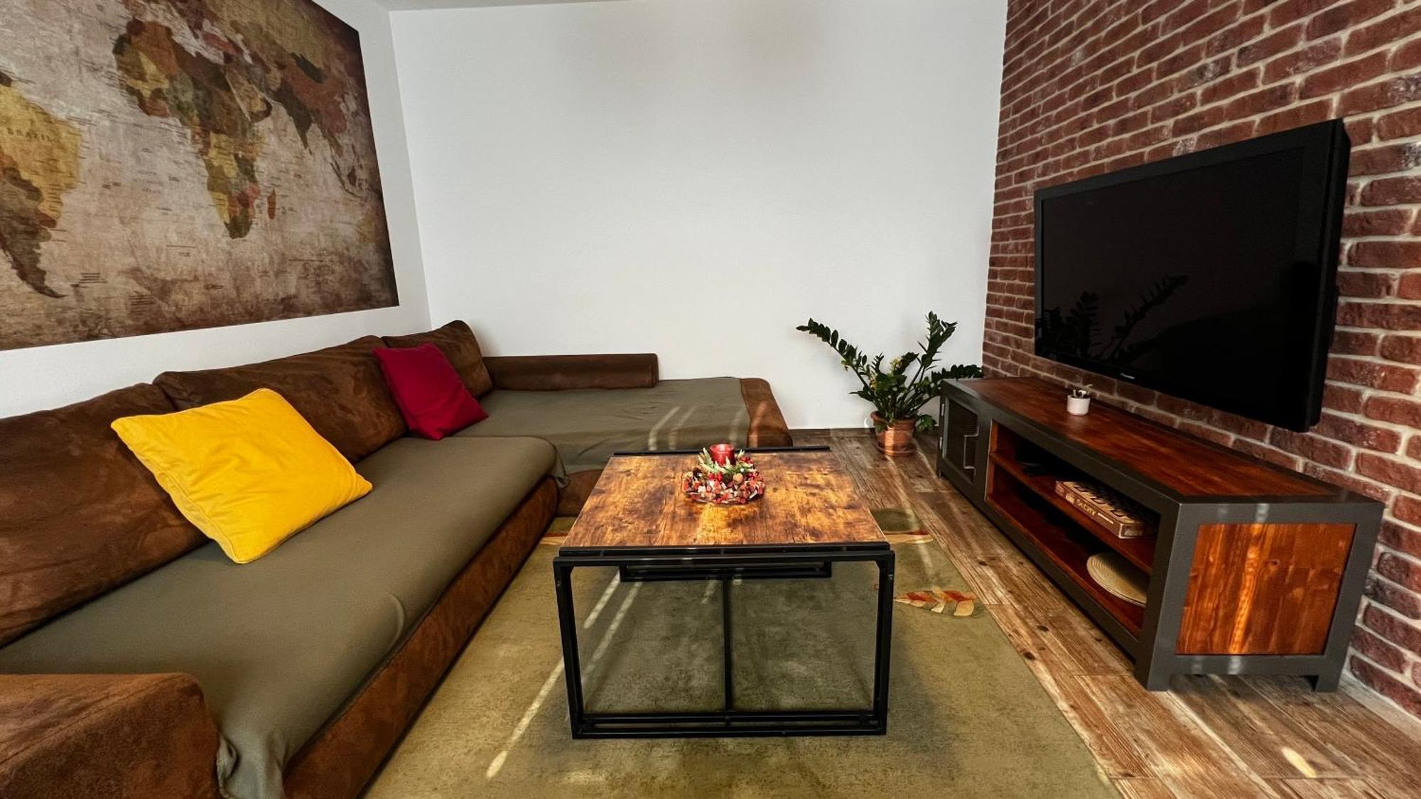 Industrial Apartment I 24Hr Self Check-In I Free Parking & Coffee Banska Bystrica Ngoại thất bức ảnh