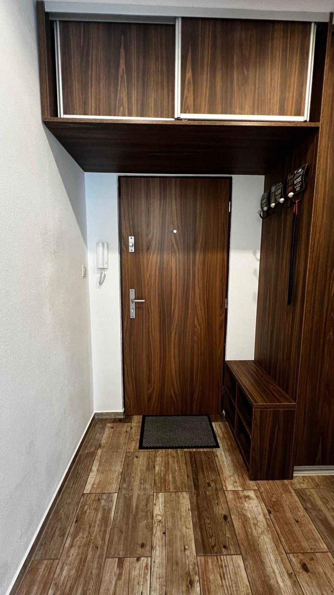 Industrial Apartment I 24Hr Self Check-In I Free Parking & Coffee Banska Bystrica Ngoại thất bức ảnh