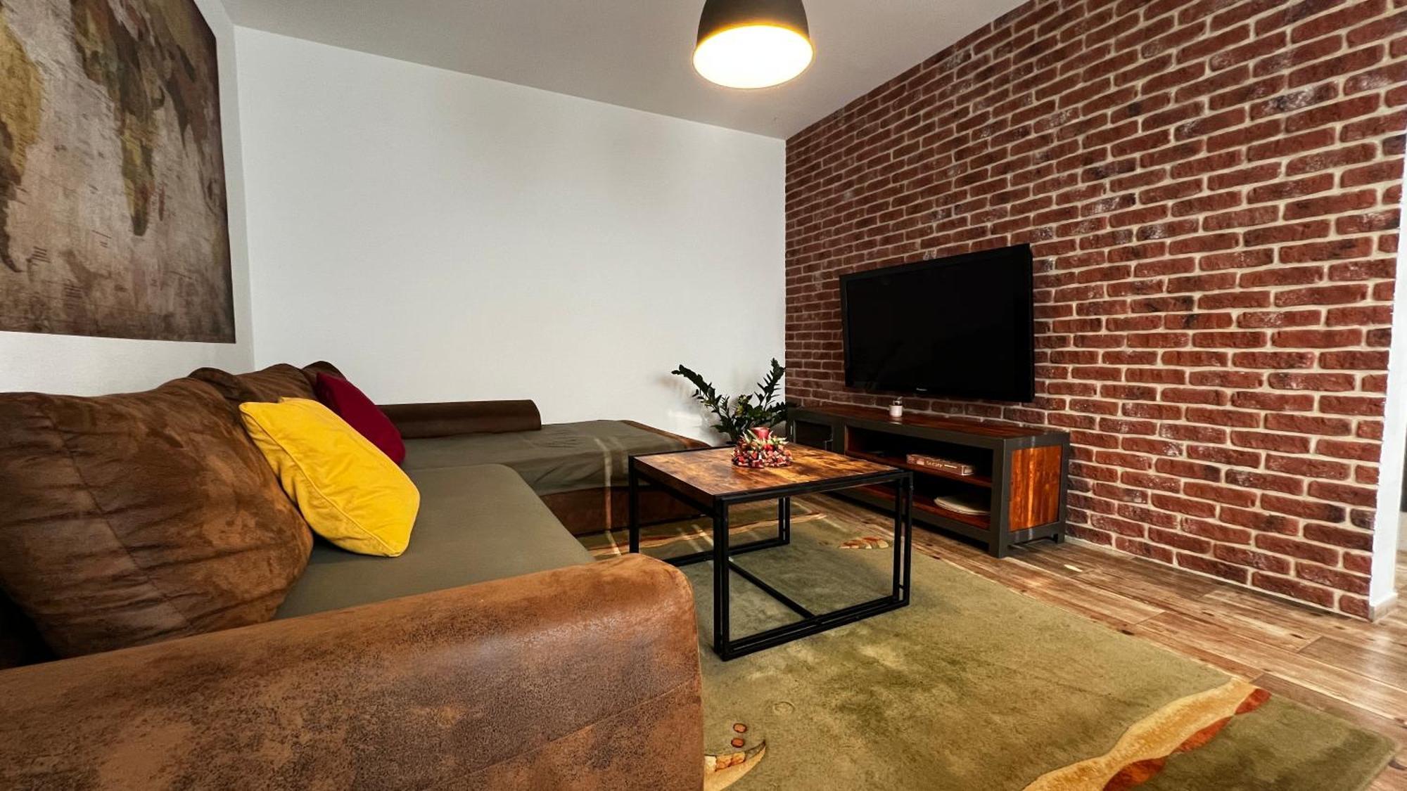 Industrial Apartment I 24Hr Self Check-In I Free Parking & Coffee Banska Bystrica Ngoại thất bức ảnh